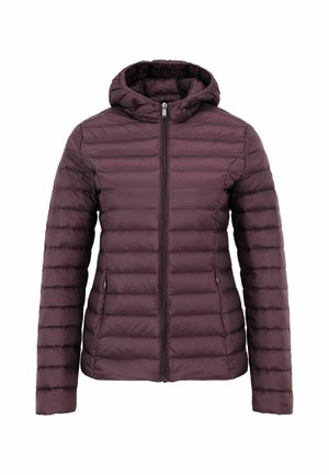 Veste isolante bordeaux avec un design matelassé, fermeture éclair à l'avant, capuche et deux poches latérales. Texture lisse et silhouette ajustée.