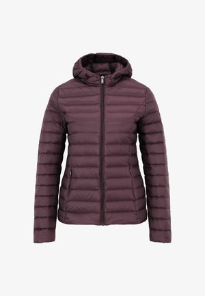 Veste isolante bordeaux avec un design matelassé, fermeture éclair à l'avant, capuche et deux poches latérales. Texture lisse et silhouette ajustée.