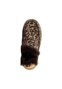 Botte en imprimé léopard avec col en fausse fourrure marron, semelle beige et détails cousus. Présente un matériau doux et une forme arrondie.