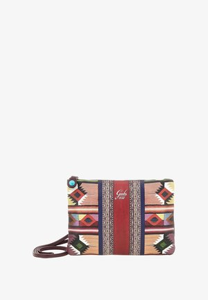Bustina in tessuto multicolore con motivi geometrici, una striscia rossa, chiusura con zip e tracolla removibile.