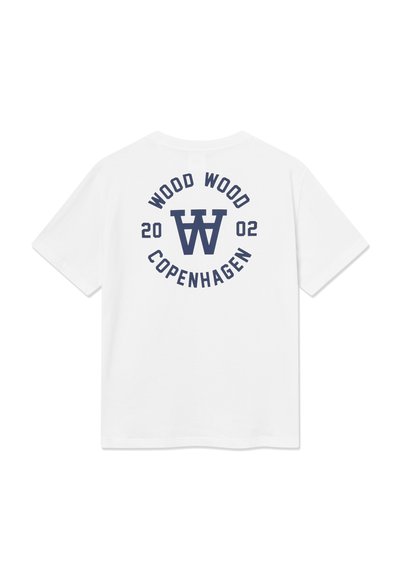T-shirt in cotone bianco con stampa blu navy sul retro: "WOOD WOOD," "COPENHAGEN," e "2002," disposti in un design circolare.