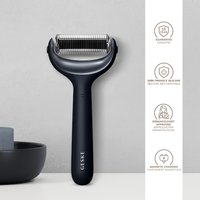 Svart silikonansiktsrulle med ett böjt handtag, utrustad med en rullehuvud av rostfritt stål, avsedd för hudapplikation; magnetisk laddning.