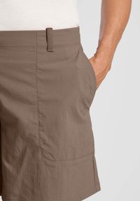 Jack Wolfskin DESERT - Shorts outdoor - cold coffee