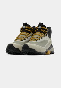 Πεζοπορικά μποτάκια σε ανοιχτό γκρι και μαύρο με κίτρινες κορδόνες, διαθέτουν στιβαρή σόλα, επενδεδυμένο κολάρο και λογότυπο "SCARPA" στο πλάι.