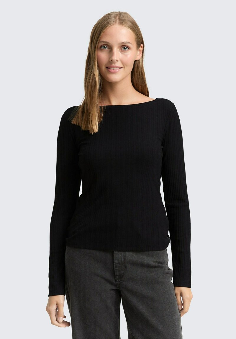 Zwarte geribbelde lange mouw top met een bootnek. Gemaakt van textuurstof, met een slanke pasvorm en subtiele zijnaaddetails.