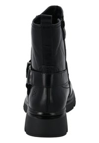 Stivale alla caviglia in pelle nera con un design elegante, cerniera laterale, tacco robusto e una fascia decorativa con dettaglio della fibbia.