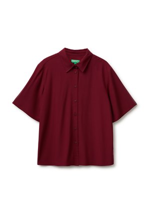 Chemise rouge foncé à manches courtes, boutonnée, avec col pointu, posée à plat sur un fond blanc.