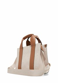 Bolso tote beige con superficie texturizada, detalles en cuero marrón y asas dobles. Incluye una correa desmontable y detalle de logo en relieve.