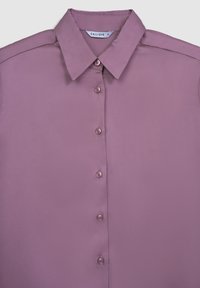 Camicia button-up in satin di un delicato viola. Presenta un colletto classico, sette bottoni frontali e una texture liscia con cuciture minime.