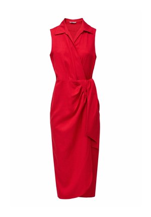Vestido rojo sin mangas tipo envolvente con cuello y lazo en la cintura, hasta la rodilla, con un panel delantero drapeado y ajuste entallado.