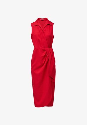 Vestido rojo sin mangas tipo envolvente con cuello y lazo en la cintura, hasta la rodilla, con un panel delantero drapeado y ajuste entallado.