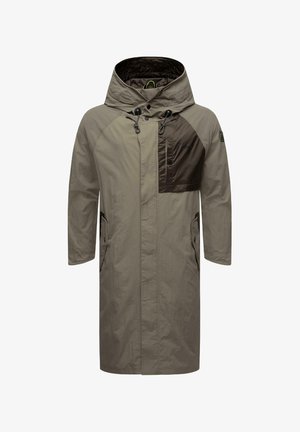 Viegls, garš mētelis izbalinātā brūnā krāsā ar tumši brūnu krūšu kabatu, regulējamu kapuci un divām sānu kabatām. Gluda virsma.