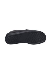 Sola di scarpa in gomma nera con un motivo di battistrada testurizzato per una migliore aderenza, con un bordo liscio e un tallone curvo per comfort e supporto.