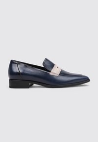 Mocasines de cuero en color navy con punta afilada y una franja de acento beige claro en la parte delantera. Suela baja negra y textura suave.