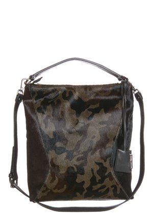 Sort og mørkegrøn camouflage-mønstret taske med en glat tekstur, læderdetaljer og en aftagelig rem. Firkantet form med en top-håndtag.