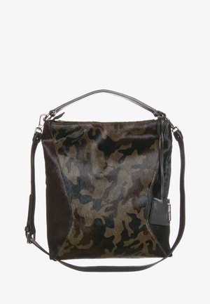 Bolsa con patrón de camuflaje en negro y verde oscuro, textura suave, detalles en cuero y correa desmontable. Forma cuadrada con un asa superior.