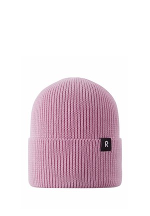 Hellrosa gestrickte Beanie mit umgeschlagenem Saum und einem kleinen schwarzen Etikett mit weißem Buchstaben R an der Seite des Saums.