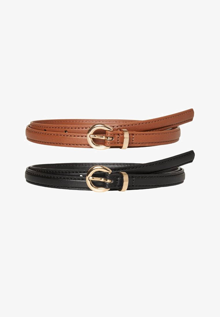 Dva uska kožna remena, jedan smeđi i jedan crni, svaki sa sjajnom zlatnom zaobljenom kopčom, savijeni i položeni paralelno na bijeloj pozadini.
