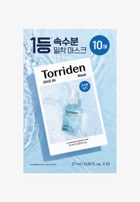 Pakkauksen Torriden Dive In Mask -tuotteelle taustalla on sininen vesiteema, ja esillä on kirkas seerumipullo pipetillä ja valkoisella etiketillä.