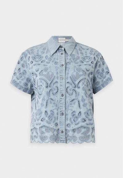Chemise bleu clair à manches courtes avec boutons, broderie florale ajourée et col pointu sur fond uni.