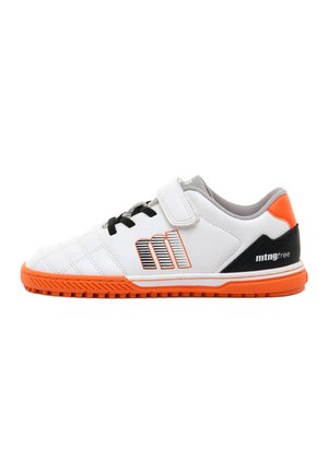 Zapatilla deportiva blanca con suela naranja, cordones negros, una correa de velcro y un logo negro y naranja en el lateral sobre un fondo blanco.