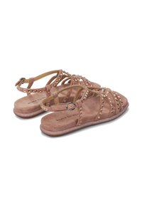 Sandalias de ante rosa con múltiples correas adornadas con pequeños remaches, suela plana y cierre de hebilla para un ajuste ajustable.