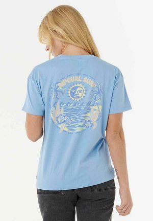 Lichtblauwe katoenen t-shirt met een kleurrijk grafisch ontwerp op de achterkant, met een zon, golven en bloemen. Korte mouwen en een relaxte pasvorm.
