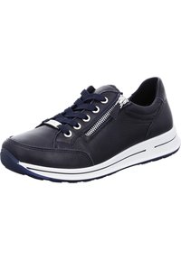 Sneaker in pelle blu navy con suola in gomma bianca, dotata di lacci e una cerniera laterale. Texture liscia con dettagli cuciti. Design leggero.