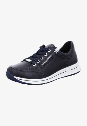 Navyblauwe leren sneaker met witte rubberen zool, voorzien van veters en een zijrits. Gladde textuur met gestikte accenten. Lichtgewicht ontwerp.