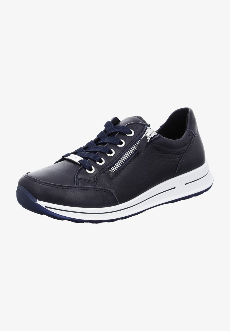 Zapatilla de cuero azul marino con suela de goma blanca, que presenta cordones y un zip lateral. Textura suave con detalles de costura. Diseño ligero.