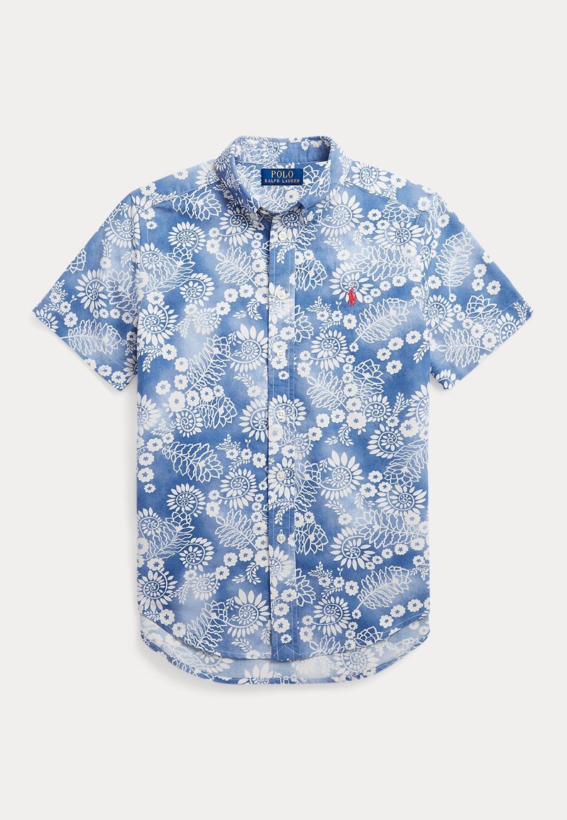 Camicia a maniche corte con bottoni di colore azzurro chiaro, decorata con motivi floreali e fogliari bianchi. Presenta un colletto classico e un logo rosso sul petto.