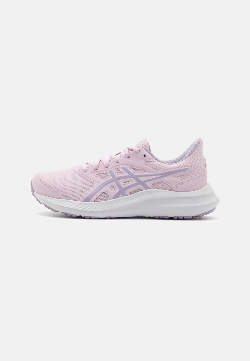 Zapatilla deportiva de color rosa claro con acentos en lavanda, parte superior de malla y suela blanca acolchada, mostrada desde el lado derecho sobre un fondo blanco.
