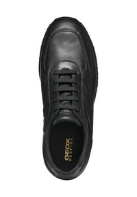 Sneaker in pelle nera con punta arrotondata, sistema di allacciatura, colletto imbottito e superficie testurizzata; presenta un marchio dorato sulla soletta.