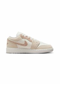 Nike Air Jordan 1 sneakers σε μπεζ και λευκό, κατασκευασμένα από σουέτ και δέρμα, με περφοραρισμένο δάκτυλο και λογότυπο στον πλευρό.