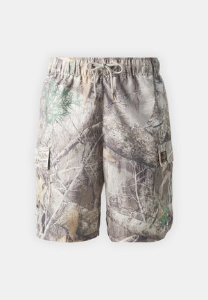 Camouflage cargoshorts van lichtgewicht materiaal, met een verstelbare trekkoord taille, zijzakken en een mix van aardetinten en patronen.