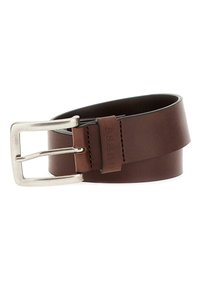 Cinturón de cuero marrón con una hebilla rectangular de metal plateado. Textura suave, con una etiqueta de marca cosida en el cuero cerca de la hebilla.