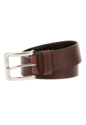 Cinturón de cuero marrón con una hebilla rectangular de metal plateado. Textura suave, con una etiqueta de marca cosida en el cuero cerca de la hebilla.