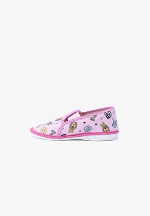 Zapatilla textil rosa con una cinta de velcro, que presenta coloridos patrones de animales y espirales, parte superior texturizada y una suela de goma blanca.