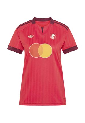 Rood voetbalshirt met donkere bies, Mastercard-logo in het midden, Adidas-logo op de rechterborst en leeuwenwapen op de linkerborst.