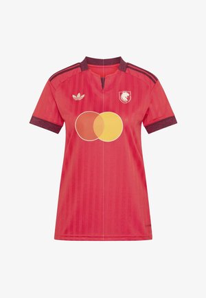 Maillot de football rouge avec bordure foncée, logo Mastercard au centre, logo Adidas sur la poitrine droite, et écusson de lion sur la poitrine gauche.
