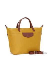 Geel tote bag met contrasterende bruine leren handgrepen en accenten. Het heeft een voorvak en een verstelbare bruine schouderband. Gladde textuur.
