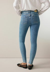 Next SUPER SOFT STANDARD - Vaqueros pitillo - denim mid blue