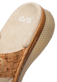 Åben sandal med beige ruskindsål mærket "ara High Soft", rem med korkstruktur og tekstureret beige gummisål.
