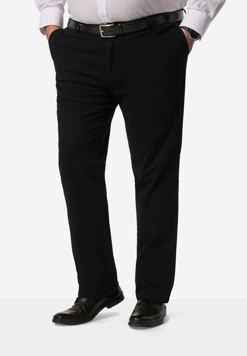 Pantaloni neri da uomo con design a gamba dritta e tasche anteriori. Abbinati a scarpe in pelle nera e a una cintura nera. Tessuto con una superficie liscia.