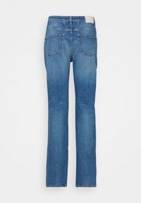 Modré džíny z denimu s rovným střihem nohavic, pěti kapsami, štítkem na pase a lehce vybledlou texturou. Pohled zezadu.