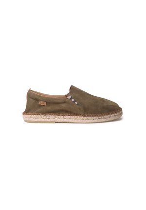 Zapato verde de ante tipo slip-on con detalles de tela trenzada y suela de cuerda de yute. Textura suave con punta redondeada y detalles mínimos.