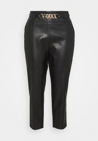 Zwarte faux leren broek met een hoge taille, een cropped snit en een glanzend gouden kettingaccent op de riem. Heeft een soepele textuur en een tailormade ontwerp.