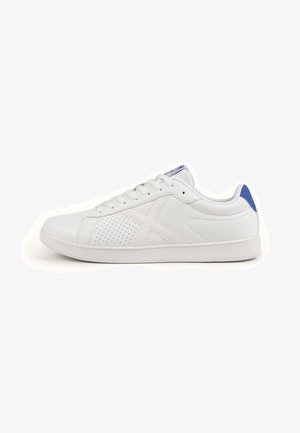 Witte sportschoenen met een glad leren bovenwerk, geperforeerde zijdetails, blauwe hielaccent en een gerubberde zool met structuur.