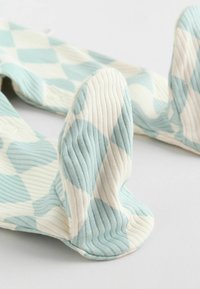 Ribbet mintázatú kötött zoknik, világoskék és krém árgyélus mintával, ívelt, megerősített orral.