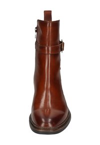 Braune Leder-Stiefelette mit glatter Oberfläche, seitlichem Reißverschluss und einem Schnallenriemen um den Knöchel. Rundliche Zehenpartie und genähte Sohlenverzierung.